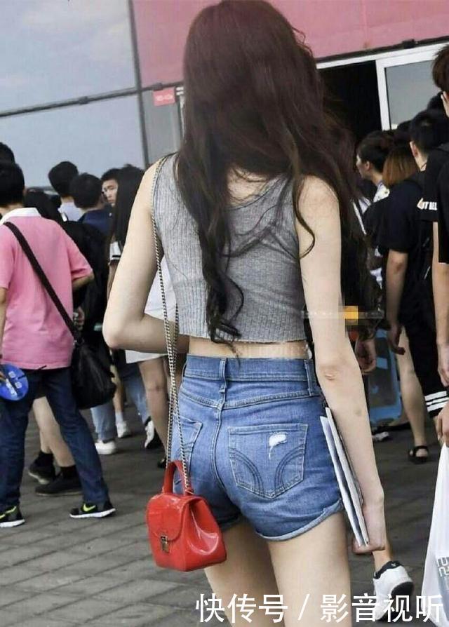 街拍：小姐姐拥有百里挑一的腿型，还要去人才市场面试