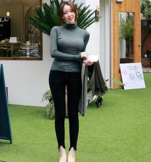 紧身打底裤：突显个性的美女，展现女王气场，回头率十足！