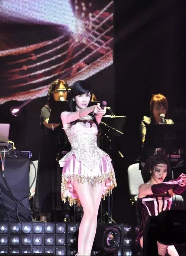 51岁周慧敏美到刷屏，逃不过渣男的她，人生比宫斗剧还精彩!