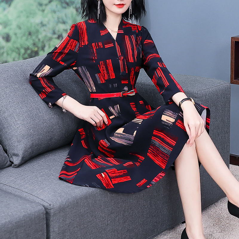 不骗你，刚上新的秋裙比旗袍还美，60后女人穿，百搭好看还减龄