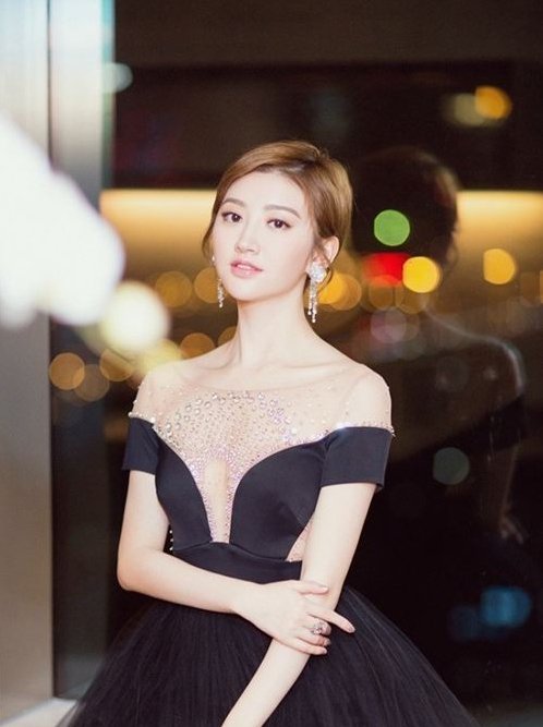 景甜放大招!抹胸装低到不能再低了,网友:重点都快遮不住了!