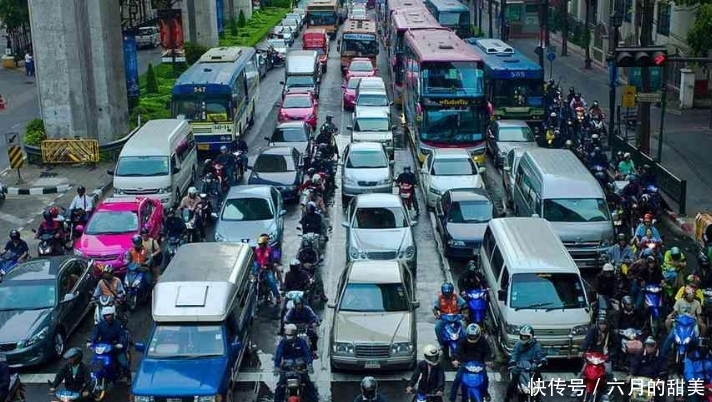 日本人口密度比我国还大,为什么却极少堵车?中国游客:值得学习