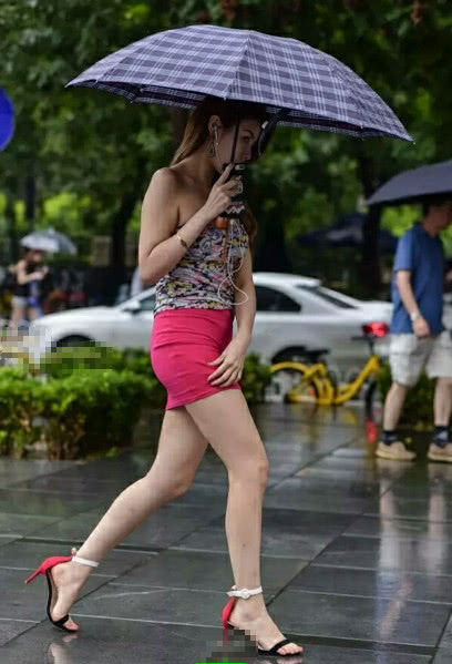 时尚小姐姐身材曼妙翘臀浑圆，雨水打湿了包臀裙让她很难受