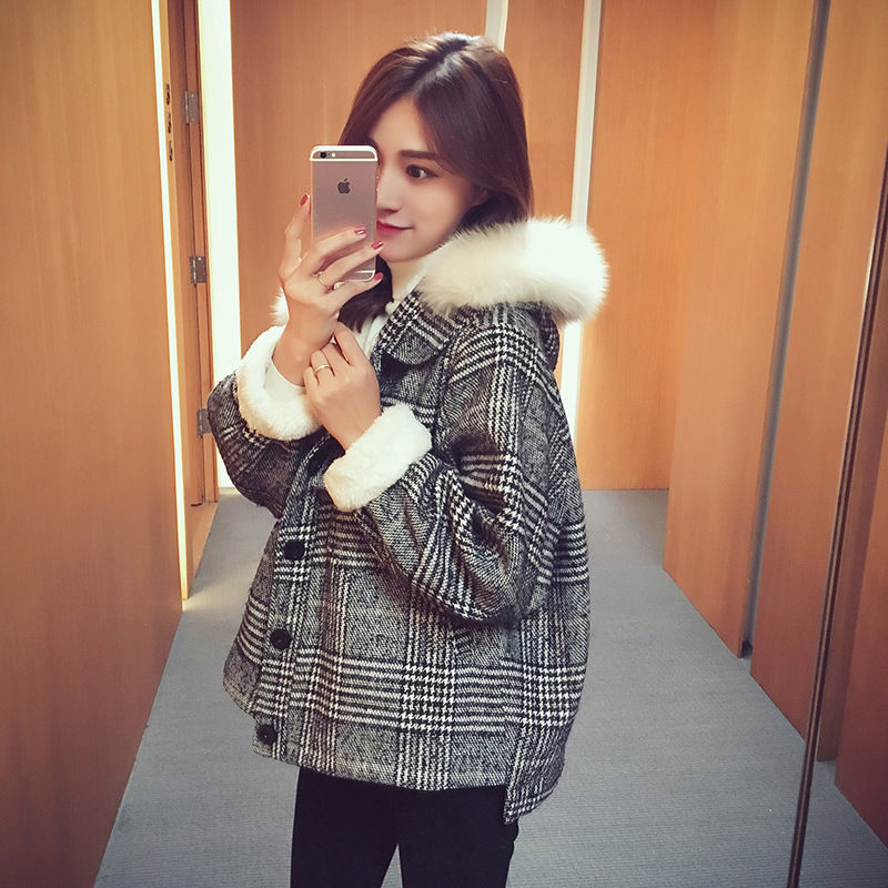 羽绒服已过时了，今年主打呢大衣+短靴，特适合小个子，洋气显高