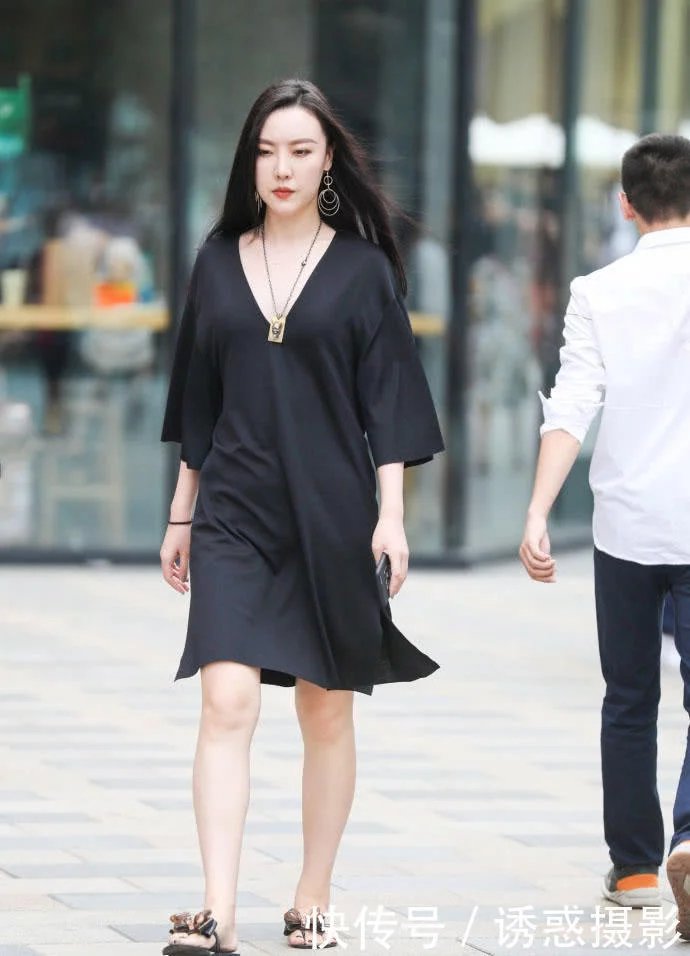 胸前戴佛牌的风韵小姐姐，一件黑色宽松短裙身材风韵，熟女气质更