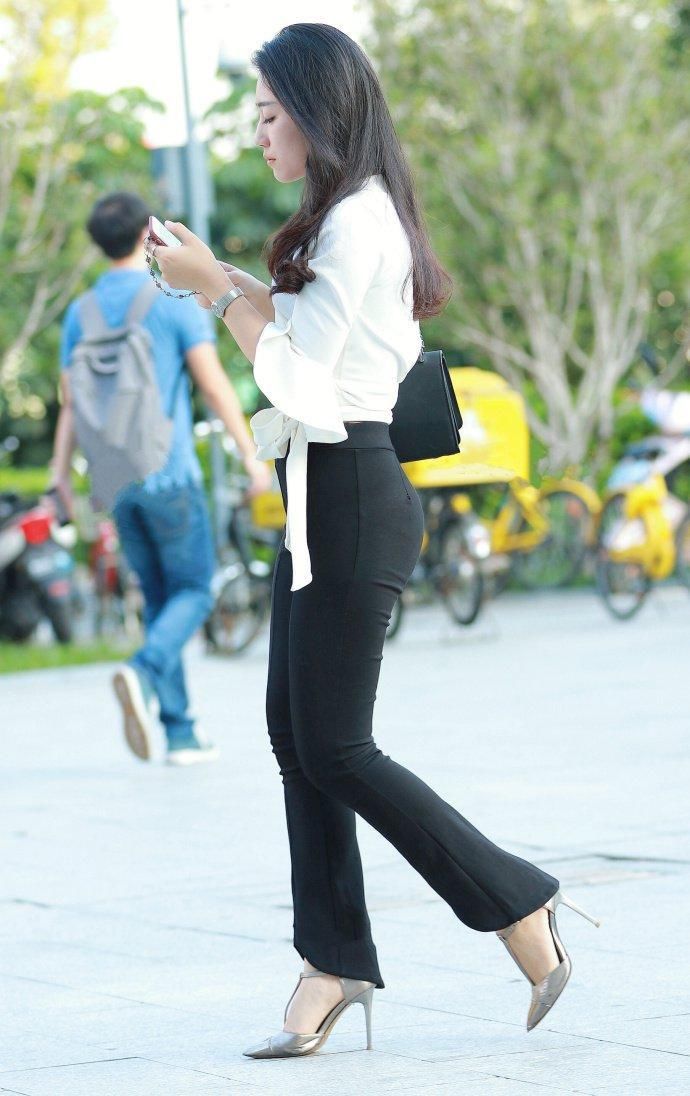 虽然打底裤显身材，却很少人穿，相反紧身裤更受欢迎，没尴尬问题