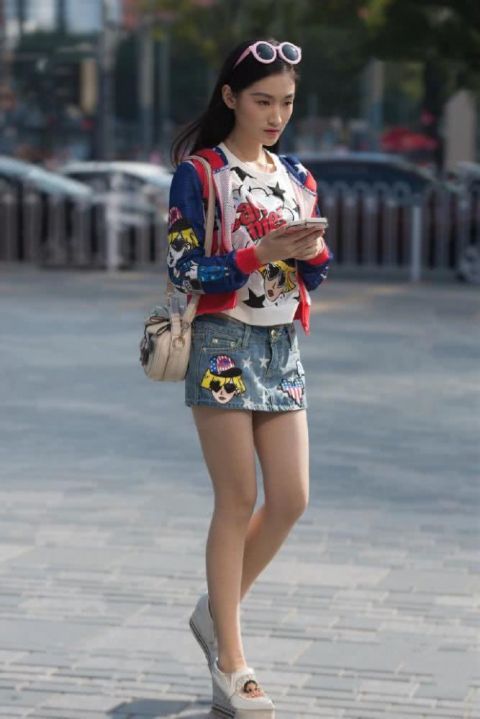  美女|街拍美女：不想气质输人，选择个性短裤穿搭，秀出你想要的美