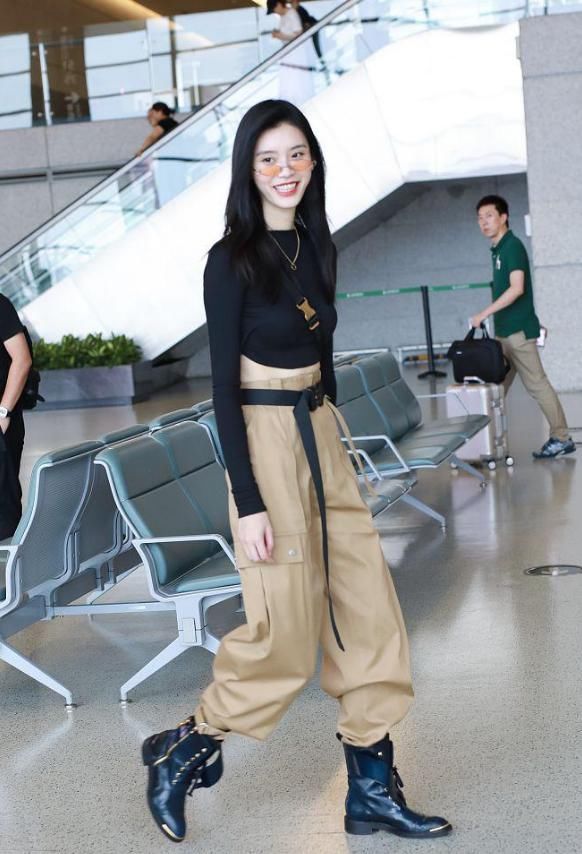 平井桃也跟风？大夏天穿皮靴走机场秀美腿，网友：第二个奚梦瑶