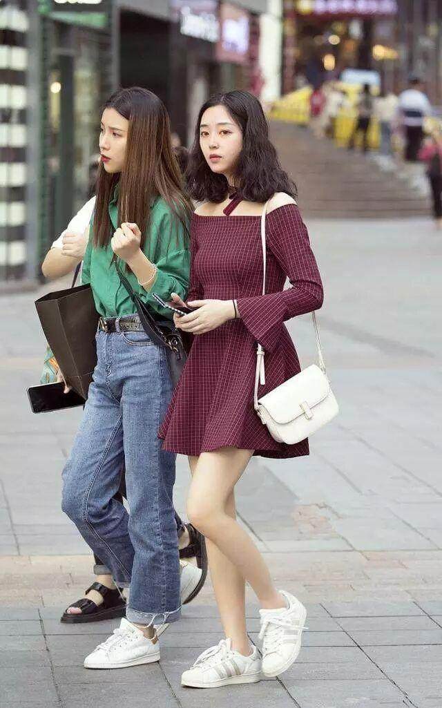 街拍: 图5姐妹花半透明网纱衣, 让你有征服她们的想法吗