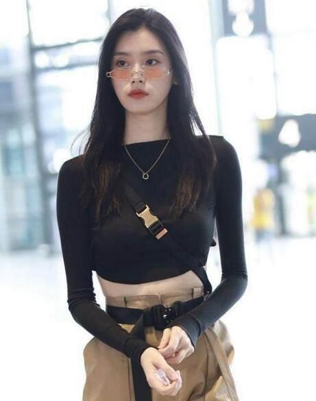 1米78的奚梦瑶只有98斤，难怪敢在机场这样肆无忌惮的大胆穿