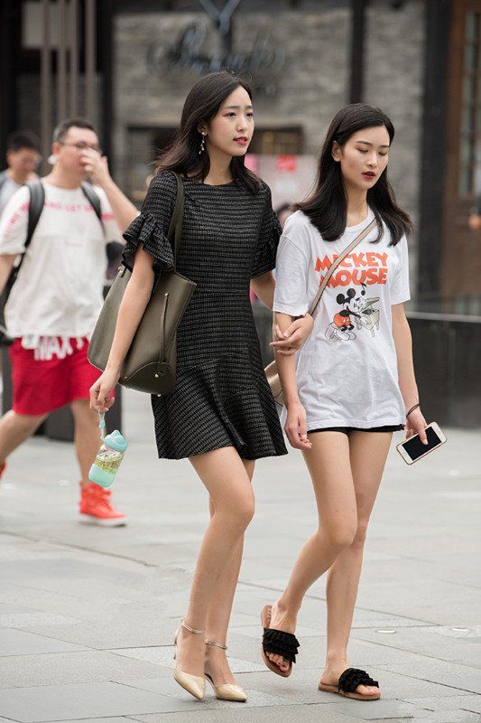 街拍:小姐姐在圆润的肩膀上绣满了字，黑色吊带吸人眼球