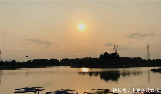 「夕阳西下」夕阳西下,晚霞满天,野渡舟横,佛山有一个天空之镜美景