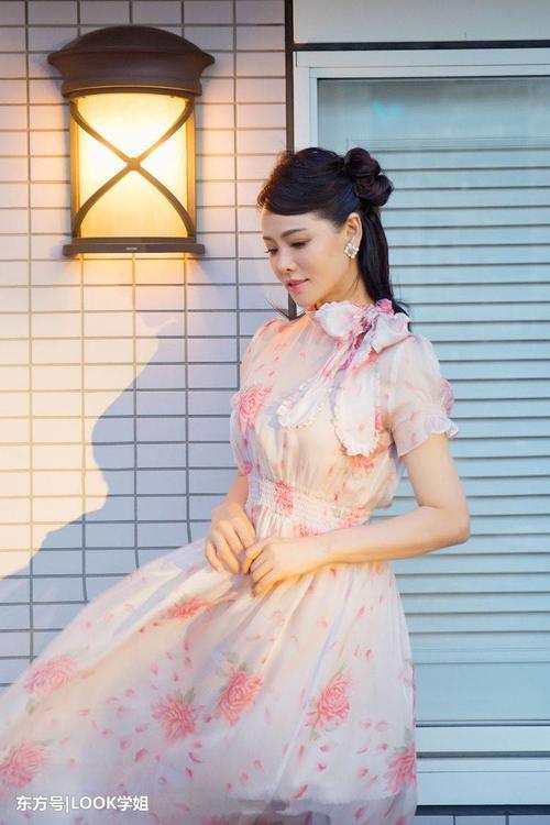 伊能静真厉害,49岁穿19岁少女的裙子,却看不出违和感