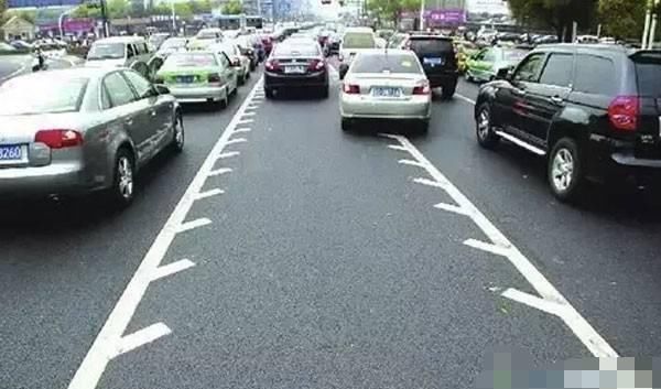 还不认识“锯齿车道”? 别说自己会开车, 有多少分都不够扣