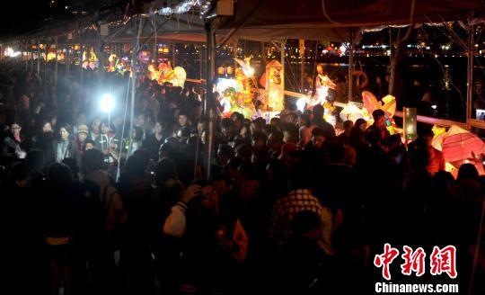 高雄灯会增设“国瑜夜市” 摊商排队抽签绵延1公里