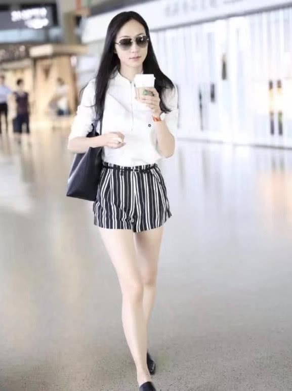 韩雪真大胆，这裤子短到尽头，坐下瞬间春光乍露，都快“走光”了