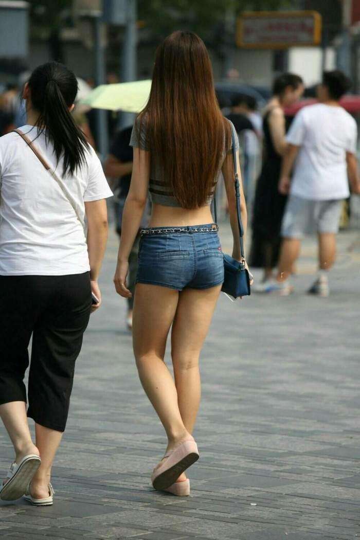 街拍: 身材窈窕的小姐姐, 这么穿很修身
