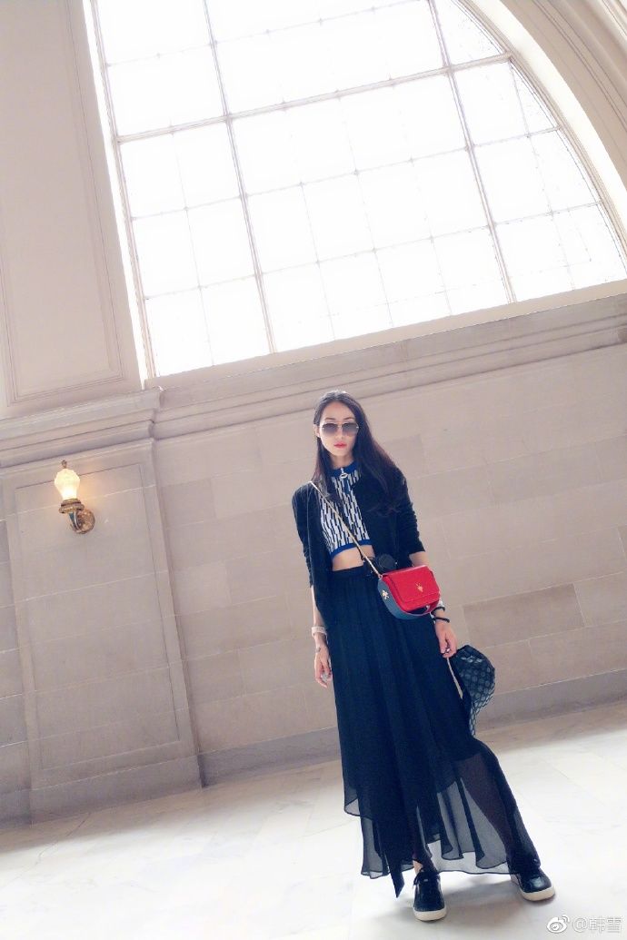 韩雪“标准游客照”似时尚大片 身材窈窕，微露性感小蛮腰