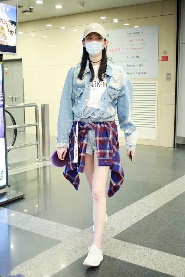 奚梦瑶又穿上了“尿不湿”短裤，将短袖扎裤子里腿又长了几公分!