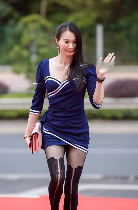 50岁小阿姨包臀裙尽显黑色美腿，一点也不像知天命的年纪