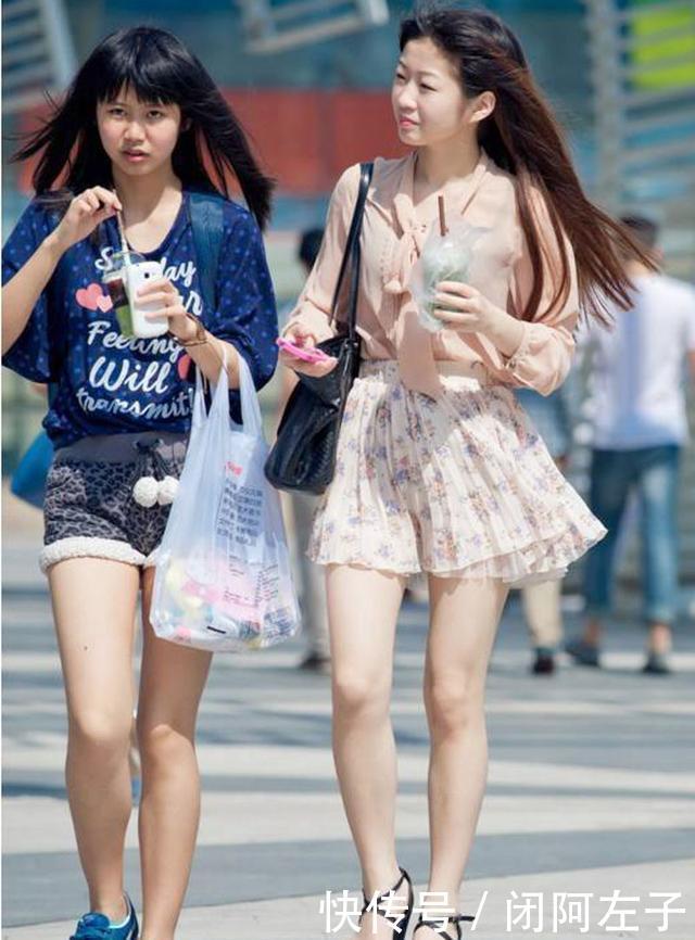 「 小美女」看上去既时尚靓丽，又青春活泼，街拍：两个时尚小美女的休闲穿搭