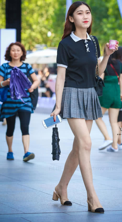气质小姐姐超短裙尽显白皙大长腿，学生装的穿搭让她吸眼无数