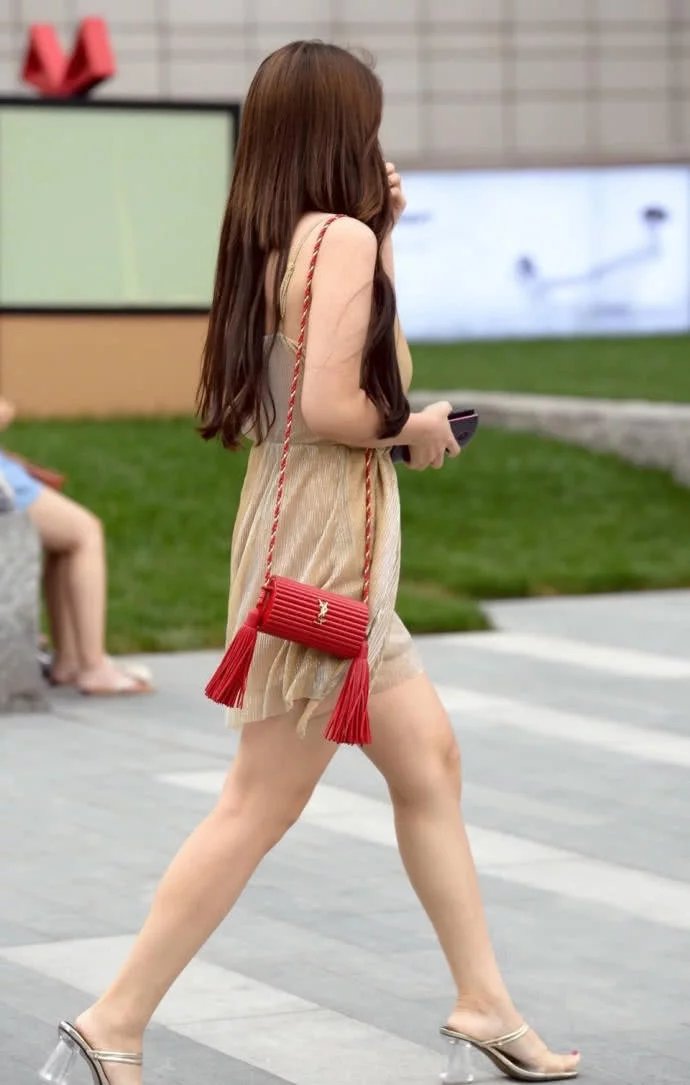 性感御姐深V超短连衣裙穿出迷人筷子腿，洁白如玉的美腿真的是性