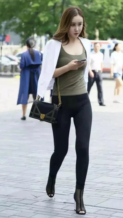 你们最爱的紧身裤包臀，勾勒出完美曲线，丰满不是胖啊