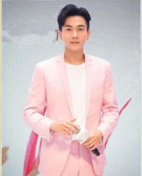 刘恺威厉害!44岁穿粉色西装竟比32岁郑恺还嫩,杨幂品味就是高!