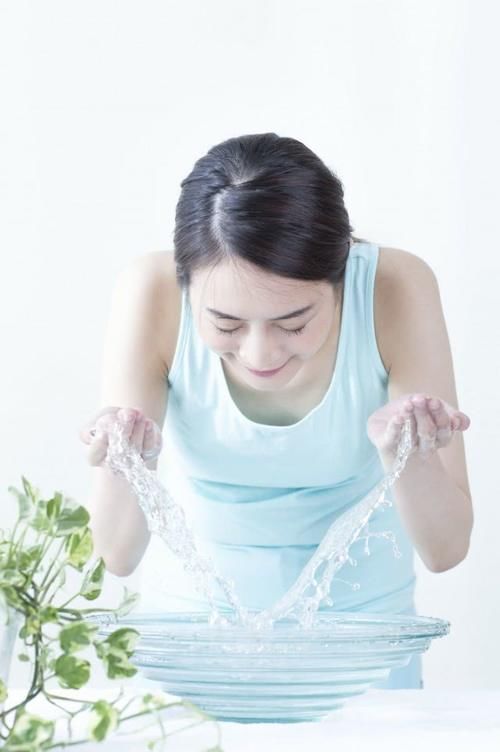  [清洗我们]用盐洗脸的正确步骤 这样做效果才好