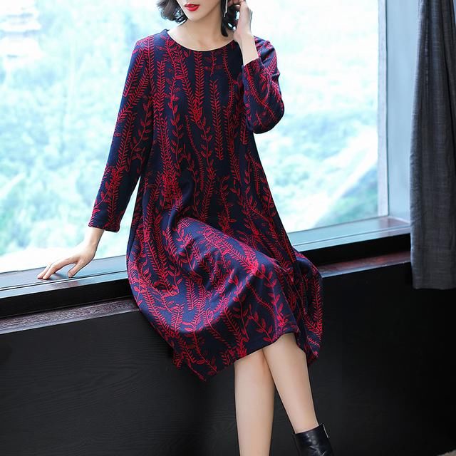 今年特流行的“豆沙红”裙，竟比旗袍裙还高贵，特适合65后穿