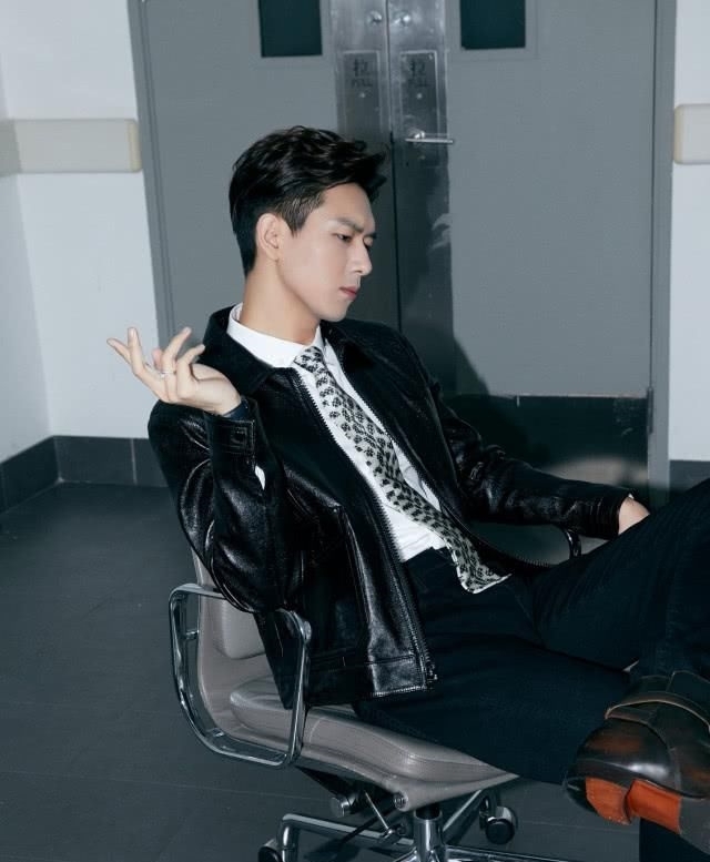 #皮衣#183cm肖战和185cm李现，同样搭配皮衣，腿长就是任性！