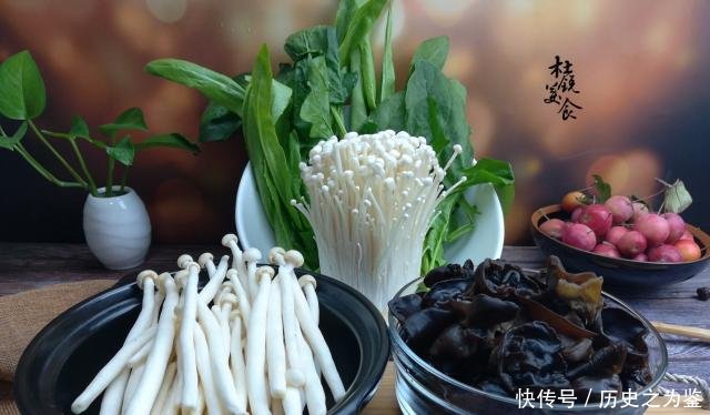  万能@蒸着吃的火锅，没听说过吧，还别不信，更有万能清汤锅底调配！