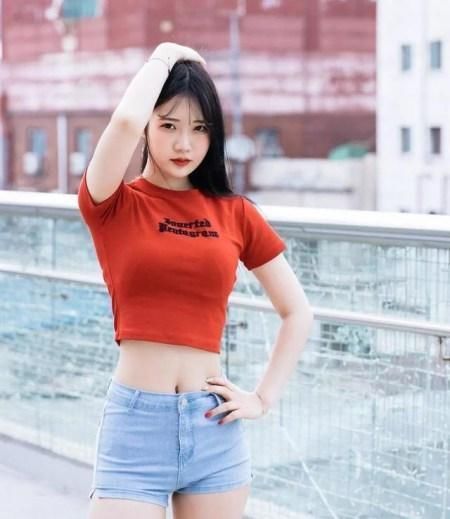  「色彩」打底裤展现青春色彩，穿出时尚自然美，轻盈飘逸