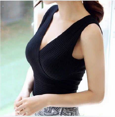 三伏天还在穿文胸吗过时了，北京的姐姐都这样穿，美爆整条街