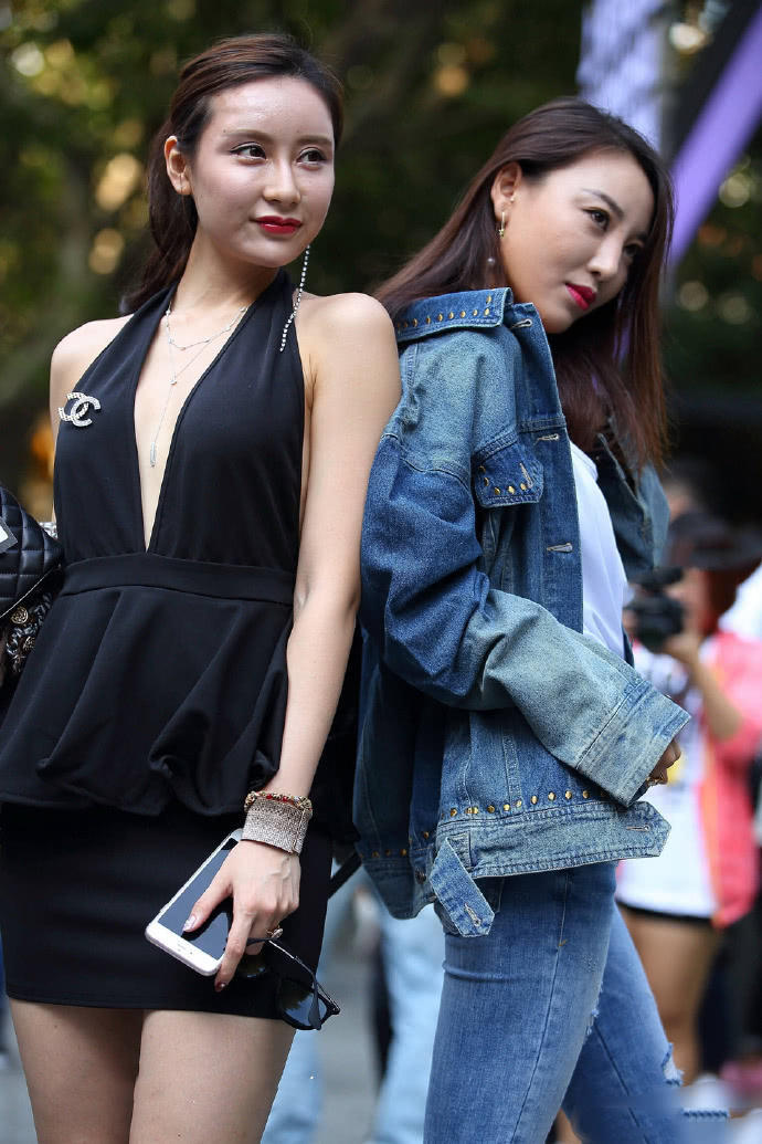 美女穿出了自己的气场,深V领直接开到肚脐部位,成熟性感迷人!