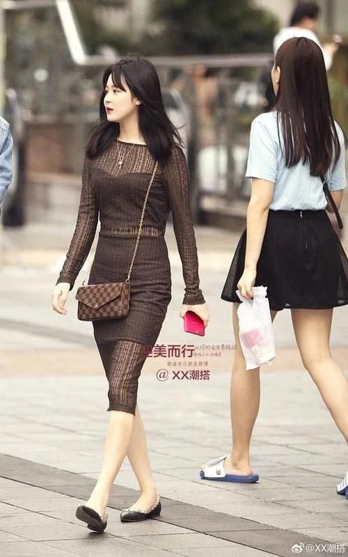 街拍：立体感十足的连衣裙，演绎软妹风
