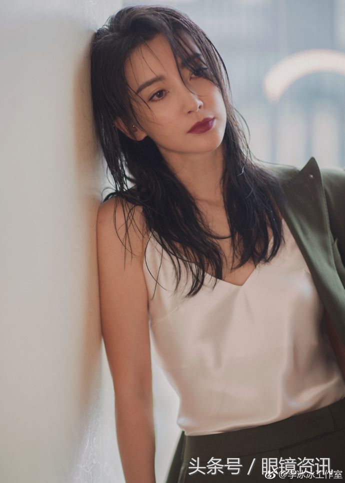 李冰冰大玩湿发诱惑红唇妩媚，吊带上衣尽显玲珑曲线