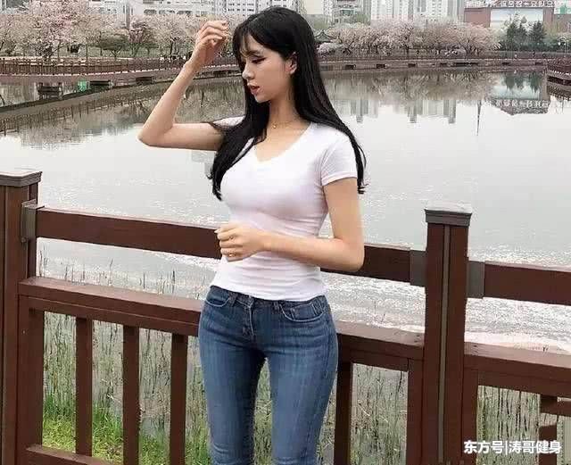 路人街拍，紧身打底裤的小姐姐，健身的身材完美体现