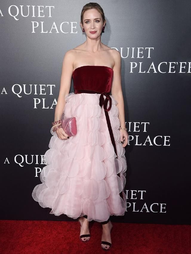 Angelababy与《寂静之地》女主撞衫粉裙，网友:baby长脸了!