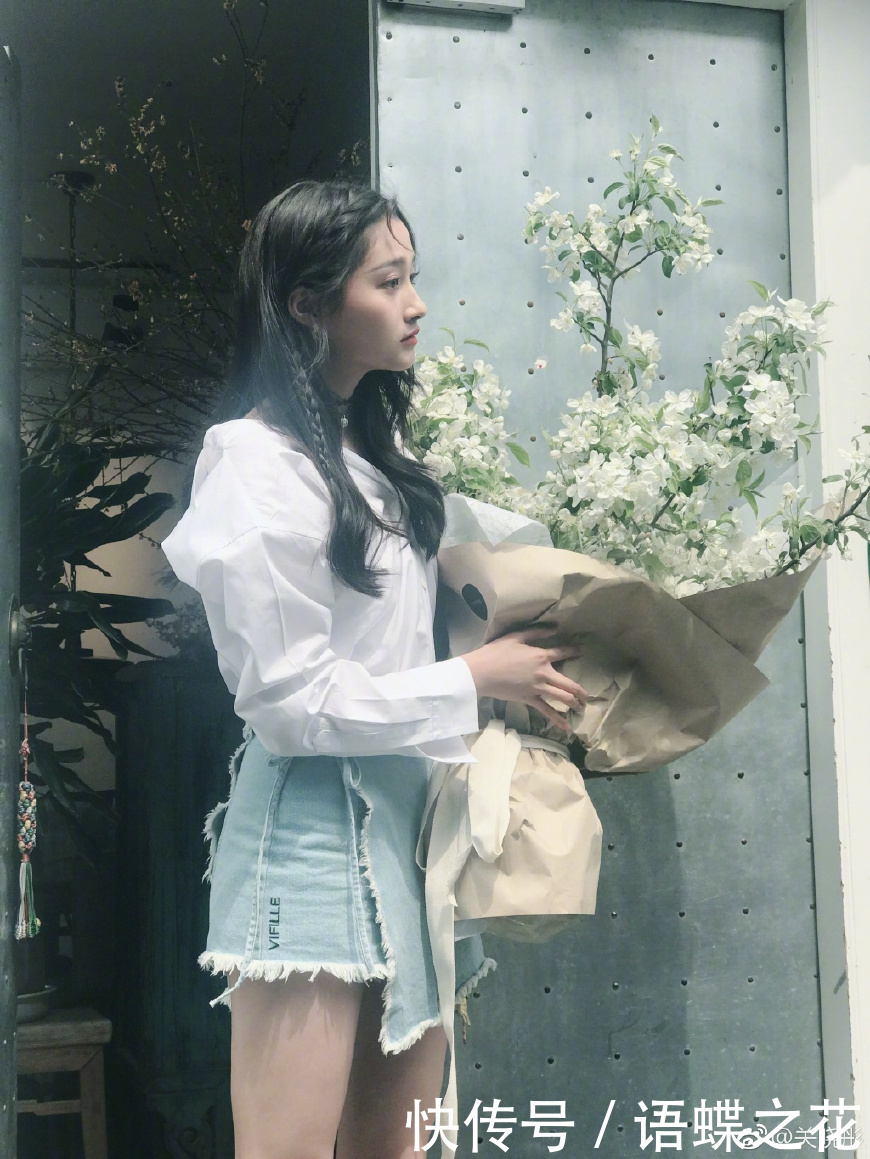 21岁的关晓彤和26岁热巴撞衫，差距一眼就能看出，我笑了