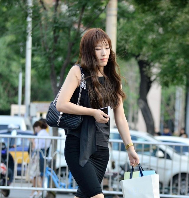 街拍 金色细高跟交叉绑带凉鞋, 黑色紧身裙美女