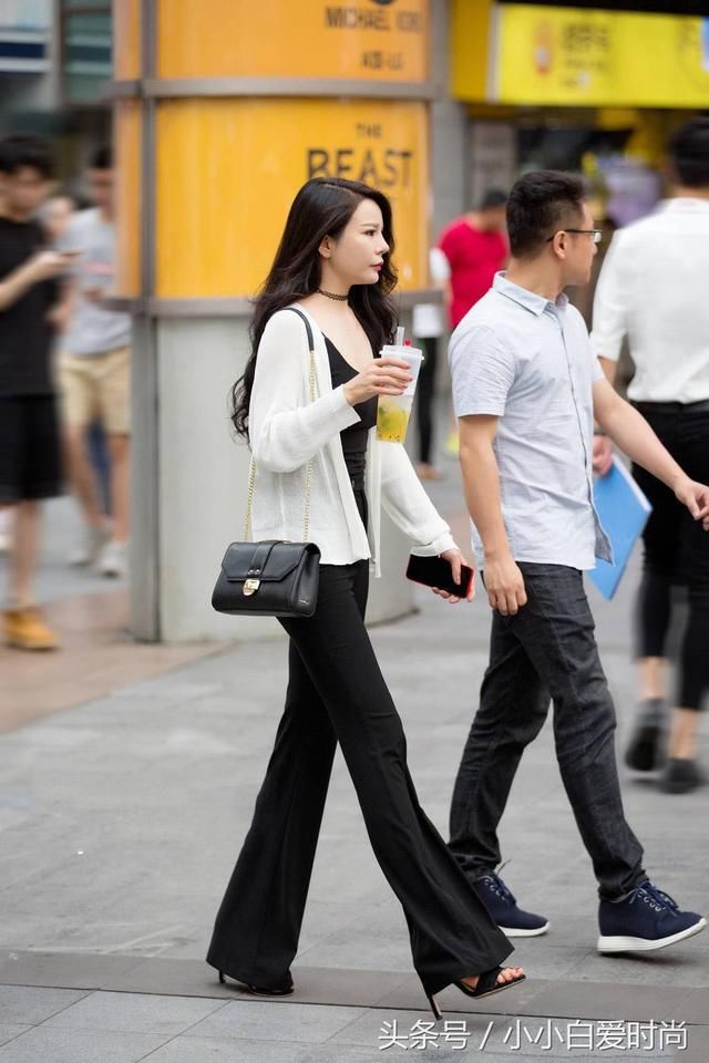 街拍：图七穿民族风的女神小姐姐，真会搭配衣服，穿出狂野土著风