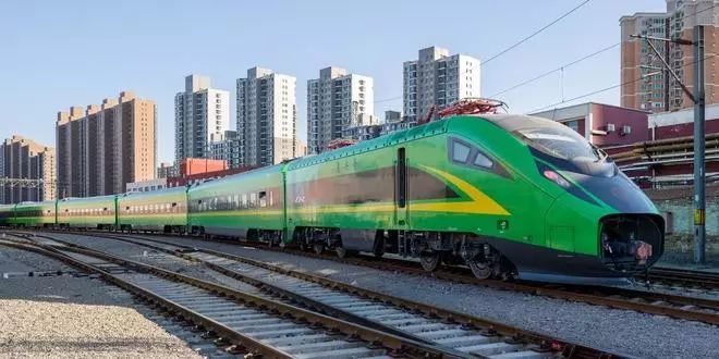 4月10日零时起，时速160公里复兴号动车组开跑兰州至成都