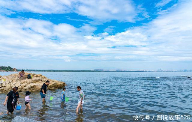 台风劫后北戴河，游客忙赶海有人捞一筐，沙滩太腥了！