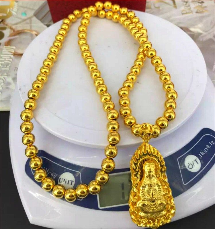 如今大家都不爱戴真的黄金，都爱戴这种越南沙金链，豪气又体面