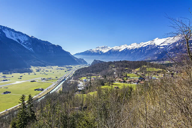 这座山峰每年吸引了各个国家的游客,风景美到让人窒息!