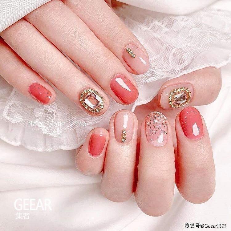 打造:轻奢华之美:今夏打造时尚潮流美甲不能缺少这个元素!