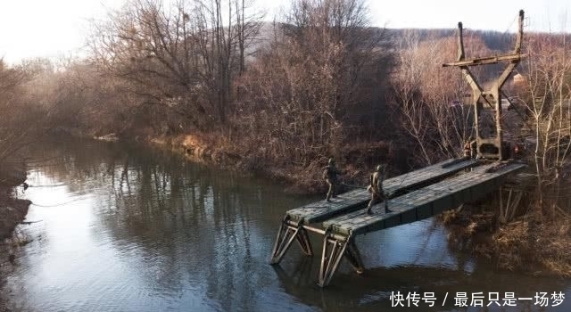  [无人机]俄军工程兵团架设重型机械化桥无人机从独特角度拍摄架桥过程