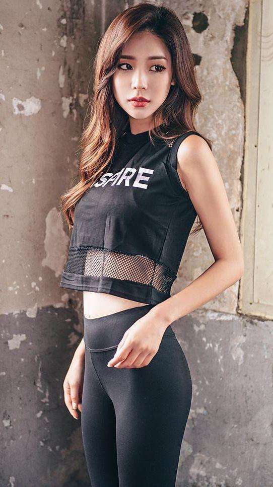 紧身裤藏不住的大长腿,时尚感十足的风格显凸翘好身材